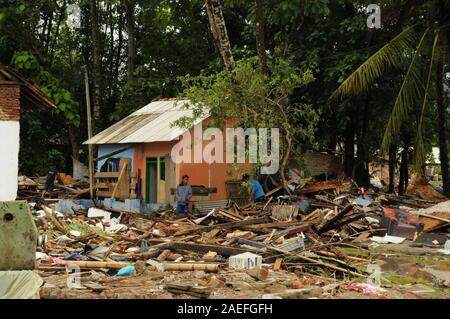 Flutopfer sammelt Gegenstände von einer beschädigten Hauses in Carita Bezirk, Provinz Banten, Indonesien am 28. Dezember 2018 Stockfoto