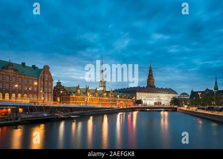 Kopenhagen Nacht, Blick auf Slotsholmen Kanal mit den Borse Stock Exchange Gebäude und Christianborg Steckplatz (Palast) sichtbar in der Ferne, Kopenhagen. Stockfoto