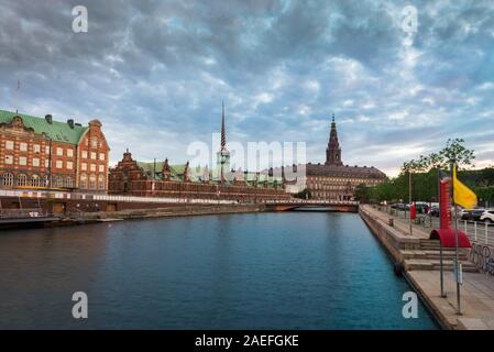 Kopenhagen, Blick in der Dämmerung auf den Slotsholmen-Kanal mit der Börse Borse und dem Schloss Christianborg (Palast), das in der Ferne sichtbar ist, Kopenhagen Stockfoto