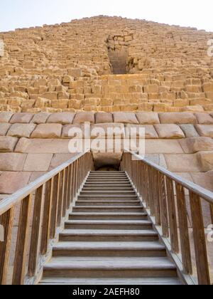 Blick auf den Eingang der Pyramide des Menkaure auf der Nekropole von Gizeh. In Kairo, Ägypten Stockfoto