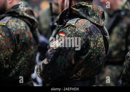 Details mit dem einheitlichen und die Flagge eines deutschen Soldaten, die in der rumänischen nationalen Tag militärische Parade. Stockfoto