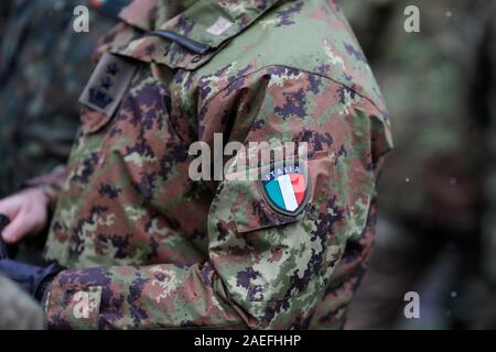 Details mit dem einheitlichen und die Flagge eines italienischen Soldaten, die in der rumänischen nationalen Tag militärische Parade. Stockfoto