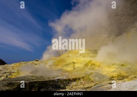 Zerklüftete Landschaft mit gelbem Schwefel und Dampf des aktiven Vulkans Whakaari/White Island in Neuseeland Stockfoto