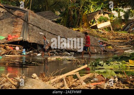 Flutopfer sammelt Gegenstände von einer beschädigten Hauses in Carita Bezirk, Provinz Banten, Indonesien am 28. Dezember 2018 Stockfoto