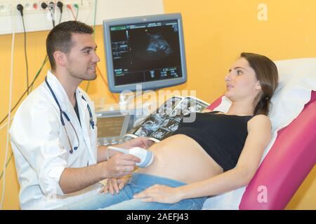 Schwangere Frau in einer vorgeburtlichen Ultraschall Stockfoto