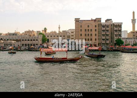 Dubai/VAE - November 9, 2019: Dubai Altstadt Ansicht mit RTA arba Boote auf dem Dubai Creek River. Bur Dubai, alte traditionelle Boote mit Touristen. ... Stockfoto