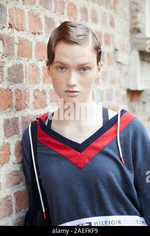 Mailand, Italien - 21 September, 2019: Top Modell vor ermanno Scervino fashion show, Mailand Fashion Week street style Stockfoto