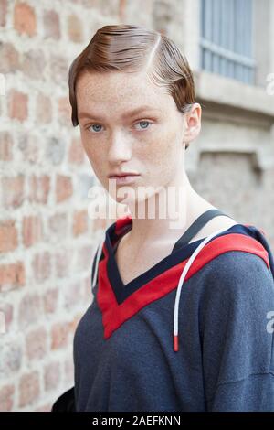 Mailand, Italien - 21 September, 2019: Top Modell vor ermanno Scervino fashion show, Mailand Fashion Week street style Stockfoto