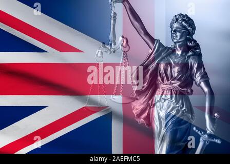 Statue des Gerichtshofs über einen britischen Union Jack Flagge Stockfoto