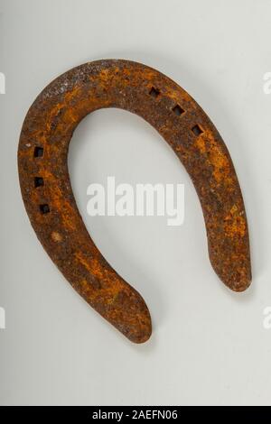 Alte rostige Hufeisen isoliert auf weiss Stockfoto