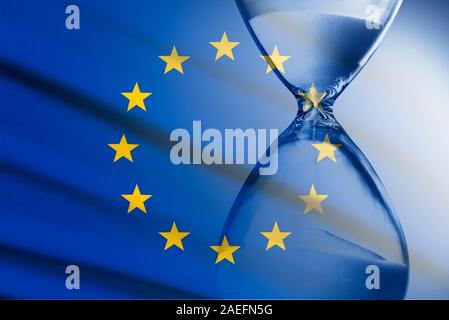 Das zusammengesetzte Bild der EU-Flagge und Sanduhr Stockfoto