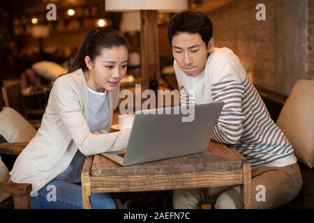 Junge Studenten studieren in Coffee Shop Stockfoto
