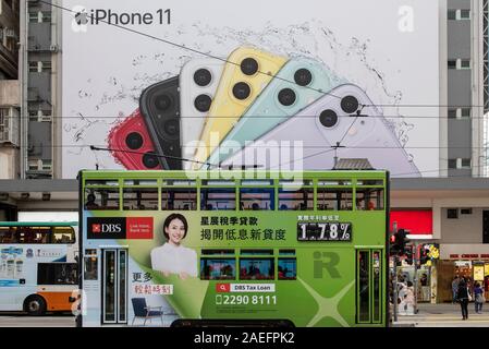 Ein großer Apple Iphone 11 Werbung in Causeway Bay, Hong Kong gesehen. Stockfoto