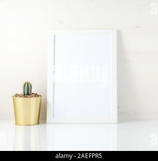 Mockup mit sauberen weißen Rahmen und saftig auf weißem Hintergrund Stockfoto