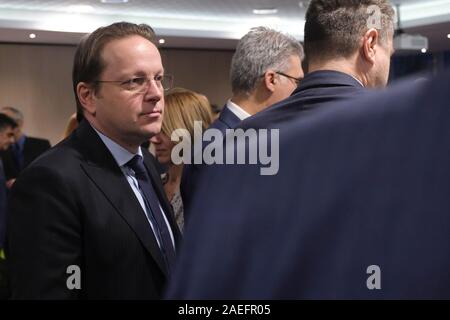 Brüssel, Belgien. 9. Dezember 2019. EU-Kommissar Oliver Varhelyi am Anfang von einem Frühstück von der griechischen Delegation in Mazedonien und Albanien, vor einer EU-Rat für Auswärtige Angelegenheiten zu konzentrieren. Stockfoto