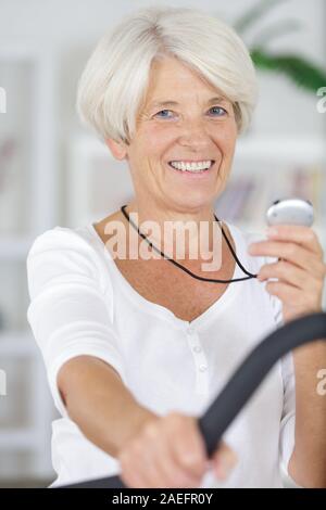 Senior schöne Frau mit der Stoppuhr Stockfoto