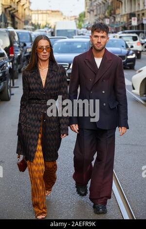 Mailand, Italien - 21 September, 2019: Frau und Mann vor dem Agnona fashion show, Mailand Fashion Week street style Stockfoto