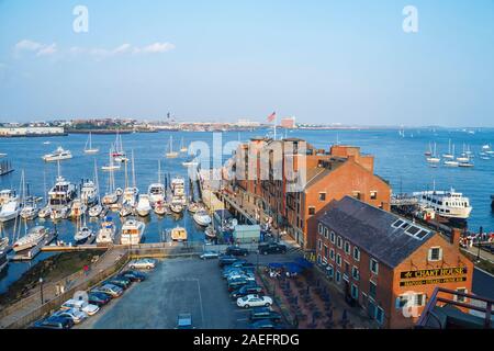 Blick über Boston Harbor mit Long Wharf (Norden), Gardiner Gebäude, Liegeplätze und die Uferpromenade in Boston, Massachusetts, New England, USA Stockfoto