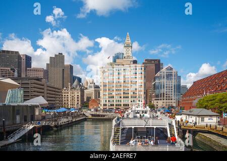 Blick auf den Financial District entlang Long Wharf, einem historischen Pier in Boston, Massachusetts, New England, USA, mit einem Passagier Schiff vertäut Stockfoto