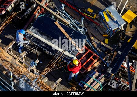 Oberhausen, Ruhrgebiet, Nordrhein-Westfalen, Deutschland - Bauarbeiter arbeiten auf Beton Schalung auf der Baustelle. Oberhausen, Ruh Stockfoto