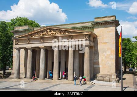 BERLIN, DEUTSCHLAND - 25. MAI 2018: Ein Blick auf die Fassade der Neuen Wache in Berlin, Deutschland, die als Zentrale Gedenkstätte der Bundesrepublik dient Stockfoto