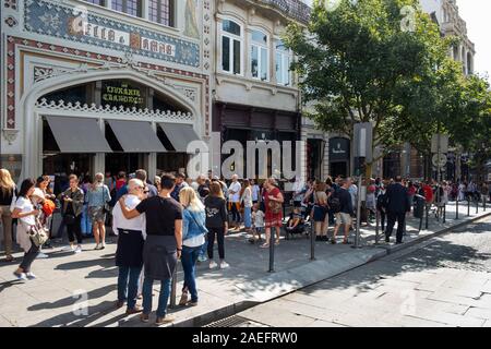 PORTO, PORTUGAL - 29 AUGUST, 2018: eine Reihe von Menschen, die darauf warten in die berühmten alten Livraria Lello Buchhandlung in Porto, Portugal zu gehen, als die Mos Stockfoto