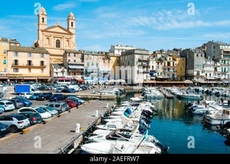 BASTIA, Frankreich - 16. SEPTEMBER 2018: eine Ansicht der Vieux Port, der Alte Hafen von Bastia, Korsika, Frankreich, wobei die Kirche Saint-Jean-Baptiste Stockfoto