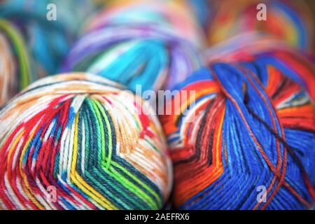 Nahaufnahme der bunten Fäden für das Stricken Stockfoto
