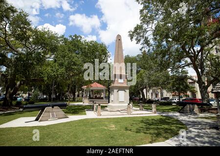 Kanonen und Confederate Memorial Obelisken auf der Plaza de la Constitucion St Augustine florida usa Stockfoto