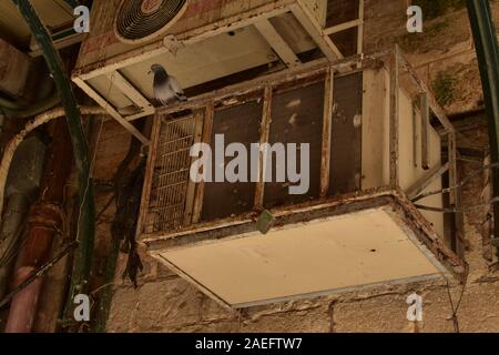 Rusty Schmutzige Alte Klimaanlage auf Nazareth Straßen Stockfoto