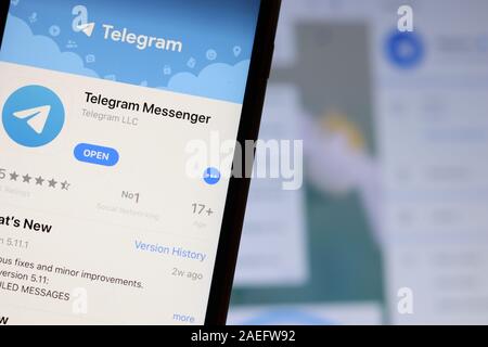 Los Angeles, USA - 10. März 2020: Telegram Messenger App Logo auf dem Telefonbildschirm Nahaufnahme mit Website auf verschwommem Hintergrund, Illustrative Editorial Stockfoto