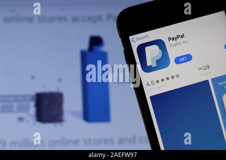 Los Angeles, USA - 10. März 2020: PayPal App-Logo auf dem Telefonbildschirm Nahaufnahme mit Website auf verschwommem Hintergrund, Illustrative Editorial Stockfoto