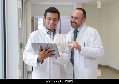 Männliche Ärzte mit Hand nutzt Tablet Stockfoto