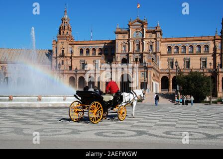 Ansicht des zentralen Gebäudes in der Plaza de Espana mit einer Kutsche im Vordergrund, Sevilla, Spanien. Stockfoto