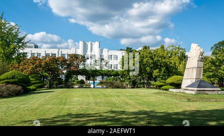 Seoul Korea, 23. September 2019: Jeongdok öffentliche Bibliothek Gebäude und Garten im Hwa-dong Seoul, Südkorea Stockfoto