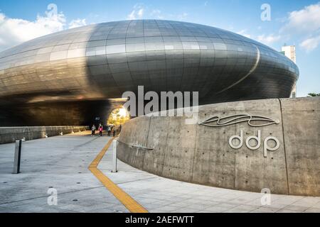 Seoul Korea, 23. September 2019: Dongdaemun Design Plaza oder DDP Gebäude Ansicht mit Zeichen und Miraero Brücke in Seoul, Südkorea Stockfoto