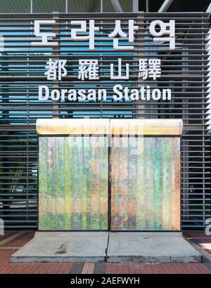 DMZ-Korea, 24. September 2019: Dorosan Bahnhof unterzeichnen und Reste der alten Mauer in der DMZ Südkorea Stockfoto