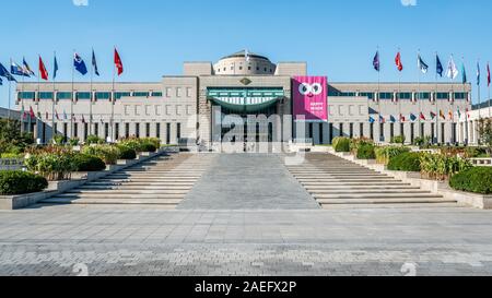 Seoul Korea, 24. September 2019: Das Kriegerdenkmal von Korea Fassade Ansicht mit Touristen in Seoul, Südkorea Stockfoto