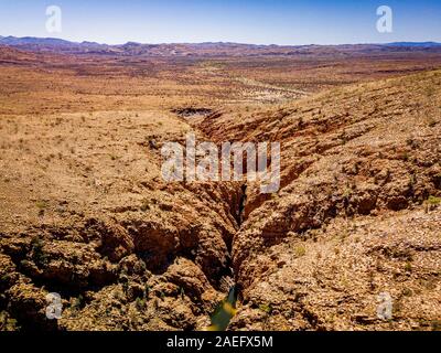 Luftaufnahme der abgelegenen Redbank Gorge in den West MacDonnell Ranges. Northern Territory, Australien Stockfoto