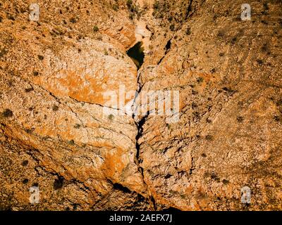 Die dramatischen Spalt im Felsen bei Redbank Gorge enthält eine permanente watersource in die West MacDonnell Ranges, Northern Territory, Australien Stockfoto