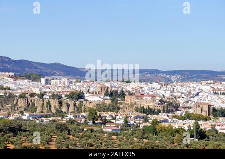 Blick auf die Stadt und die umliegende Landschaft aus dem Osten, Ronda, Provinz Malaga, Andalusien, Spanien, Europa. Stockfoto