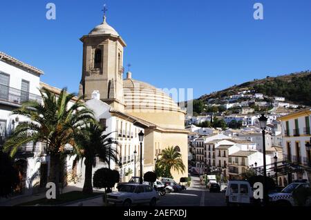 Blick auf die Kirche San Antonio und Hauptstraße, Montefrio, Provinz Granada, Andalusien, Spanien, Europa. Stockfoto