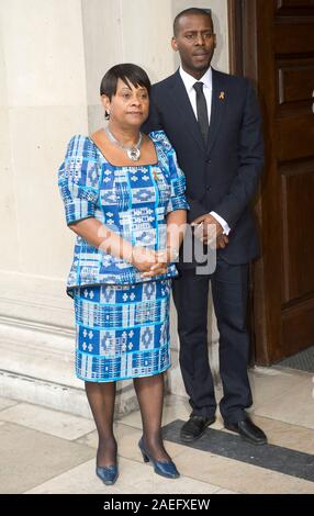 Doreen Lawrence mit ihrem Sohn Stuart am 20. Jahrestag gedenken an den Tod von Stephen Lawrence. Stockfoto