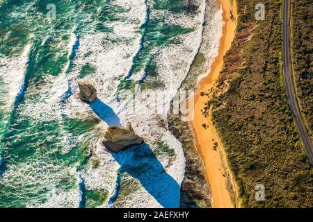 Gog und Magog Felsen sitzen von Gibson Schritte entlang der Great Ocean Road innerhalb der Zwölf Apostel Marine Park, Victoria, Australien Stockfoto