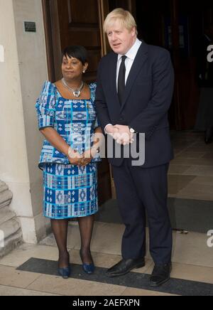 Doreen Lawrence mit Boris Johnson am 20. Jahrestag gedenken an den Tod von Stephen Lawrence. Stockfoto