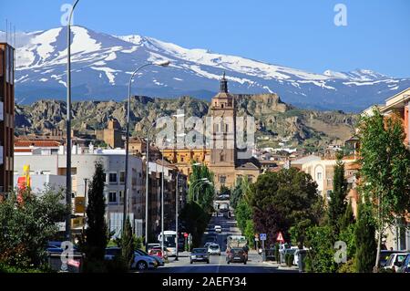 Blick entlang der Straße in Richtung der Kathedrale mit schneebedeckten Berge der Sierra Nevada auf der Rückseite, Guadix, Spanien. Stockfoto
