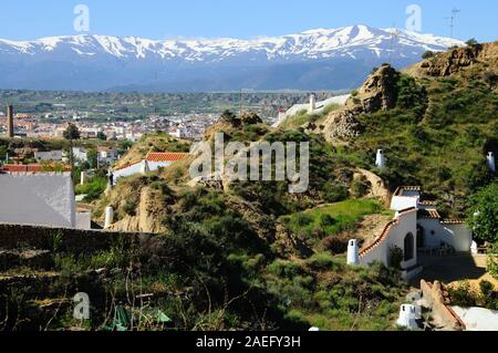 Ansicht von Höhlenwohnungen in den Höhlenwohnungen Quartal (Barriada de las Cuevas), Guadix, Provinz Granada, Andalusien, Spanien, Europa Stockfoto