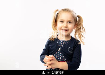 Studio Portrait eines 3 Jahre alten blonde Mädchen mit einem glücklichen und positiven Ausdruck. Stockfoto