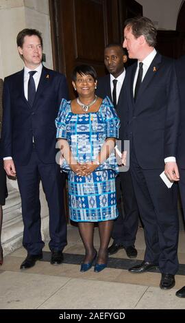 Doreen Lawrence mit Nick Clegg und Premierminister David Cameron am 20. Jahrestag gedenken an den Mord an ihrem Sohn Stephen Lawrence. Stockfoto