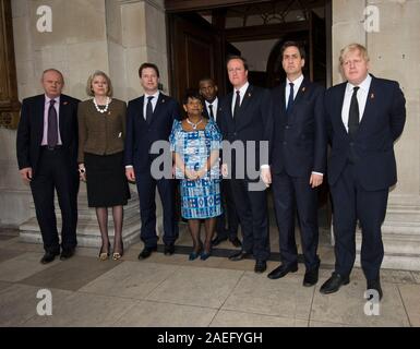 Doreen Lawrence mit hochrangigen Politiker auf das 20-jährige Gedenken an den Tod von Stephen Lawrence. nach rechts Damian Greene, Theresa May, Nick Clegg, Doreen Lawrence, Stuart Lawrence (hinter) David Cameron, Ed Miliband und Boris Johnson. Stockfoto